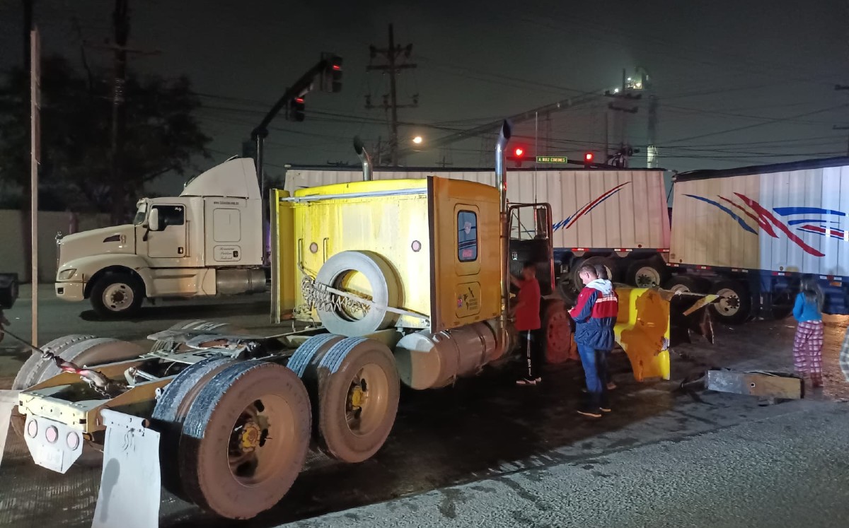 Choque entre tráileres deja una persona prensada en avenida Ruiz Cortines. | Israel Santacruz