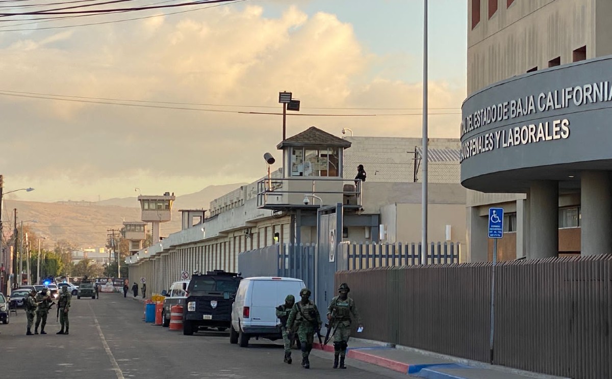 Reos se amotinan en penitenciaria Baja California │