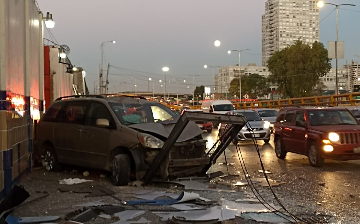 Camioneta terminó impactada en la barda de una escuela / Enrique Luna