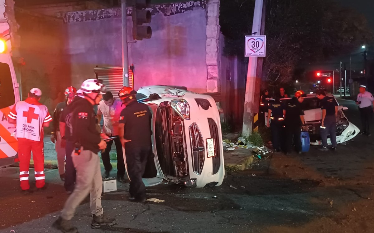 Choque de crucero termina en volcadura en el Centro de Monterrey. | Israel Santacruz