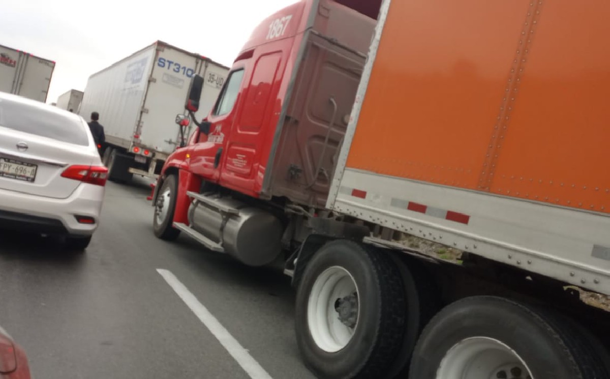 Cierran carretera Laredo-Monterrey tras accidente. | Especial