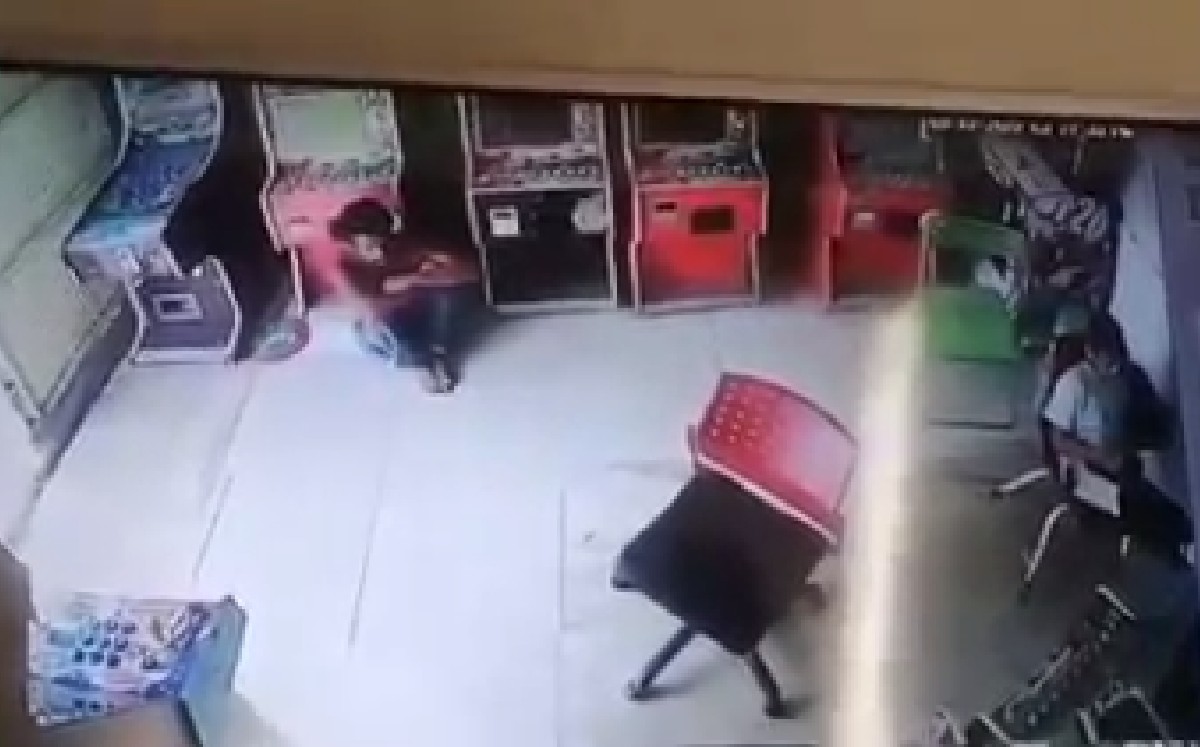 Hombre lanza silla en la cara de un niño que jugaba ‘maquinitas’