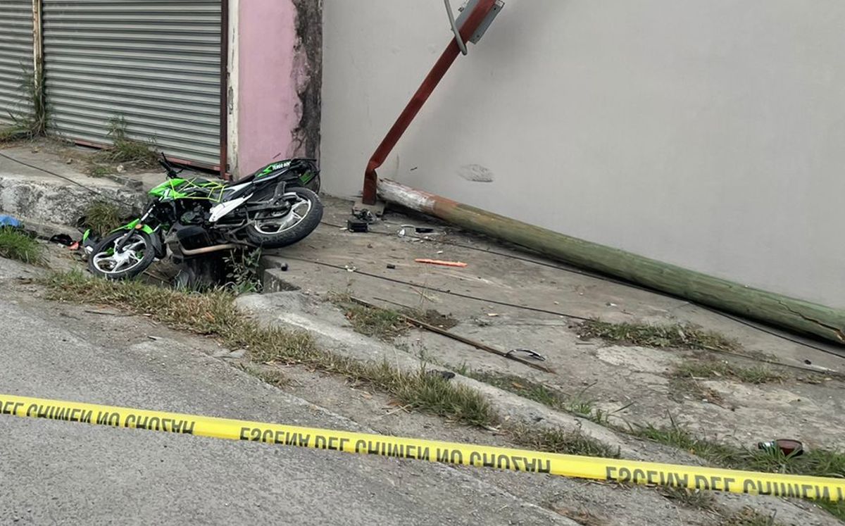 Motociclista muere tras chocar contra poste en la Carretera Nacional. | Víctor González