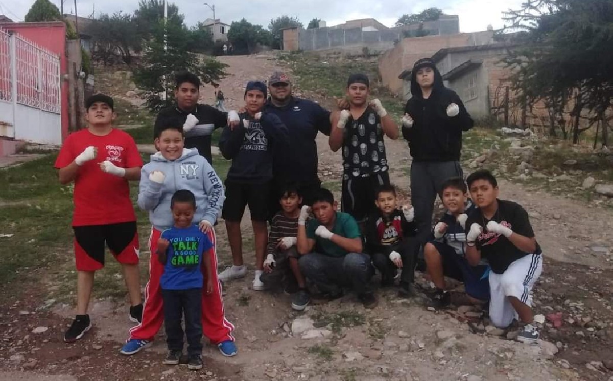 Pareja enseña box a jóvenes para alejarlos de las drogas