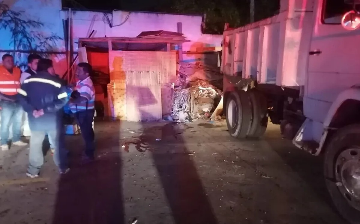 Trabajador resulta lesionado tras caerle un barrote de concreto en San Pedro