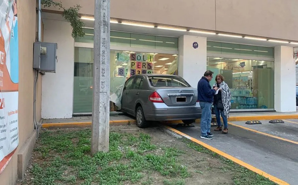 Auto choca contra farmacia sobre avenida Ruiz Cortines