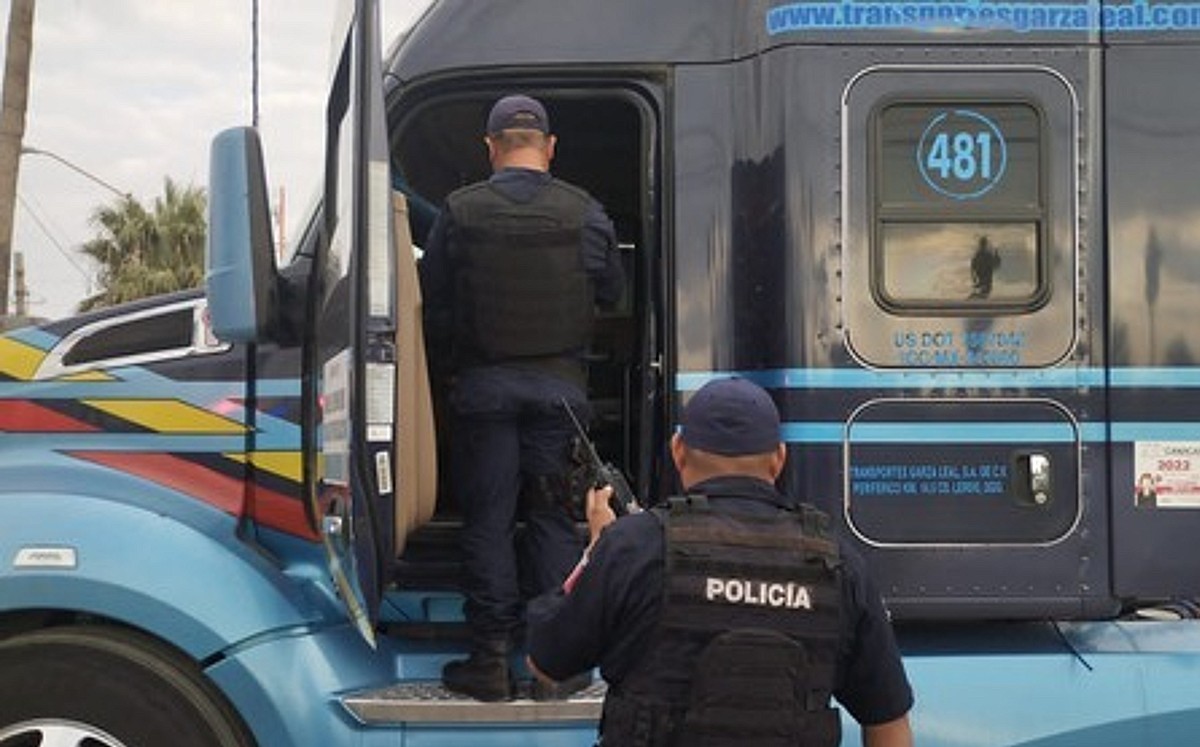 Asaltan a trailero y lo dejan encerrado en Salinas Victoria | Especial