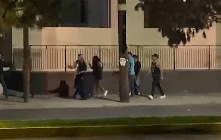 Dos jóvenes resultaron lesionados luego de que fueran atropellados por un auto sobre el bulevar Venustiano Carranza.