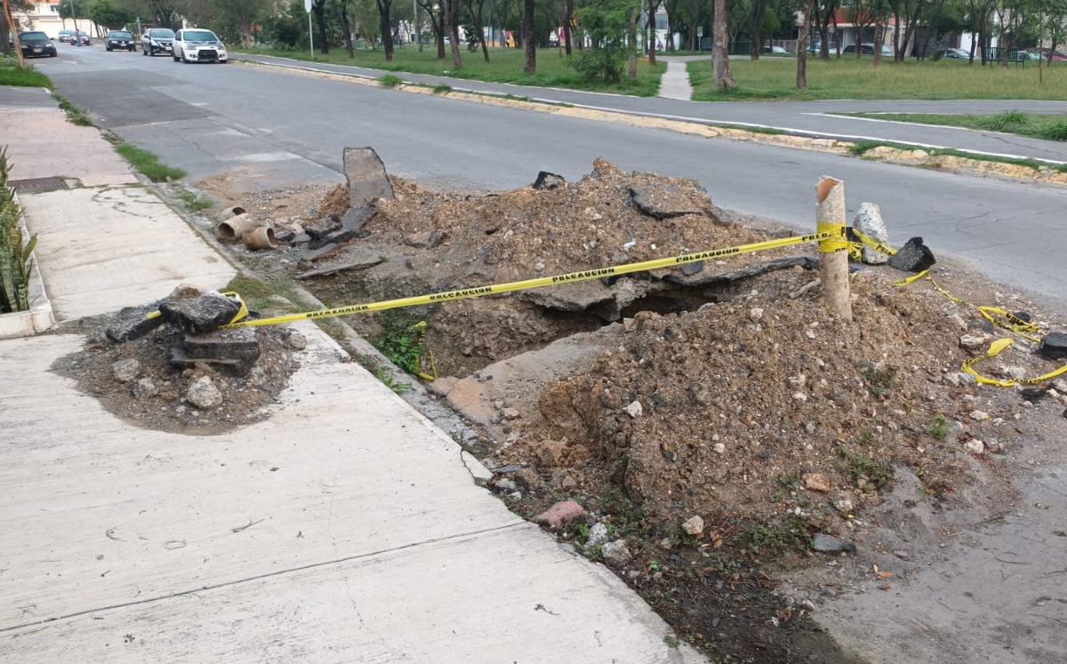 Obra inconclusa lleva 4 meses obstruyendo la vialidad en Monterrey | Fabricio Gallegos