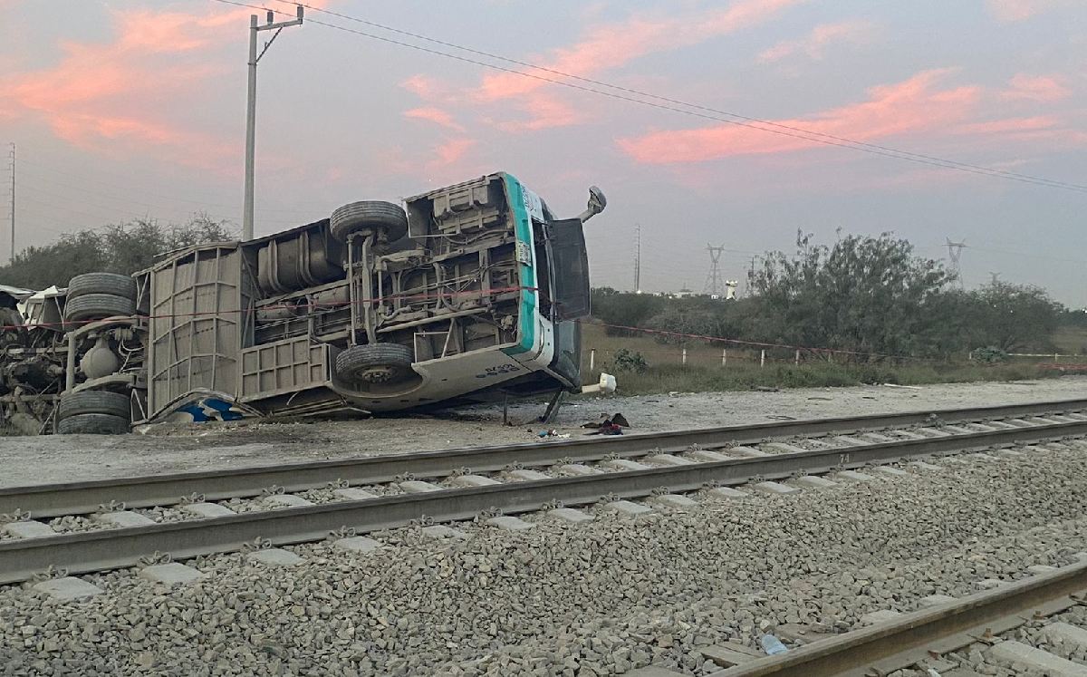 Choque entre ruta urbana y tren deja un muerto y 4 lesionados en Escobedo | Miranda Arias