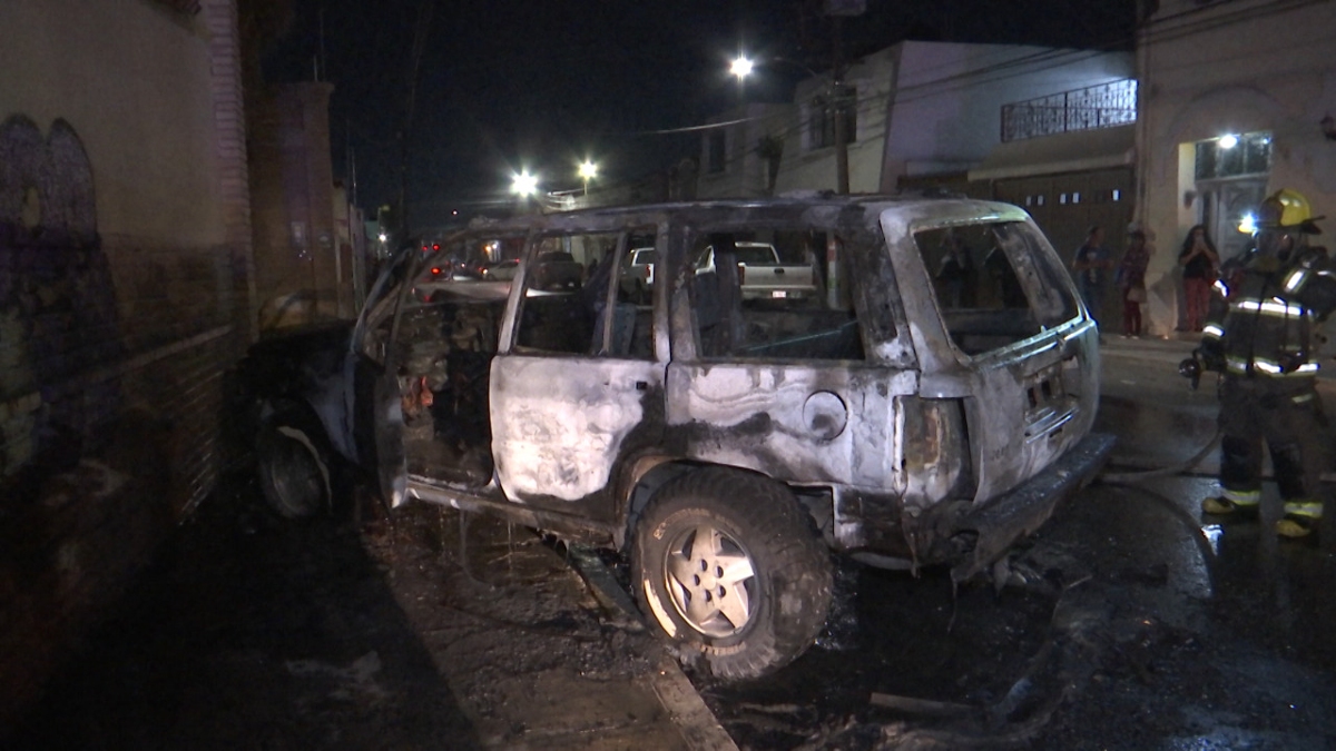 Fue en cuestión de minutos que la camioneta terminó reducida a cenizas esto a pesar de las labores que realizaron los bomberos.