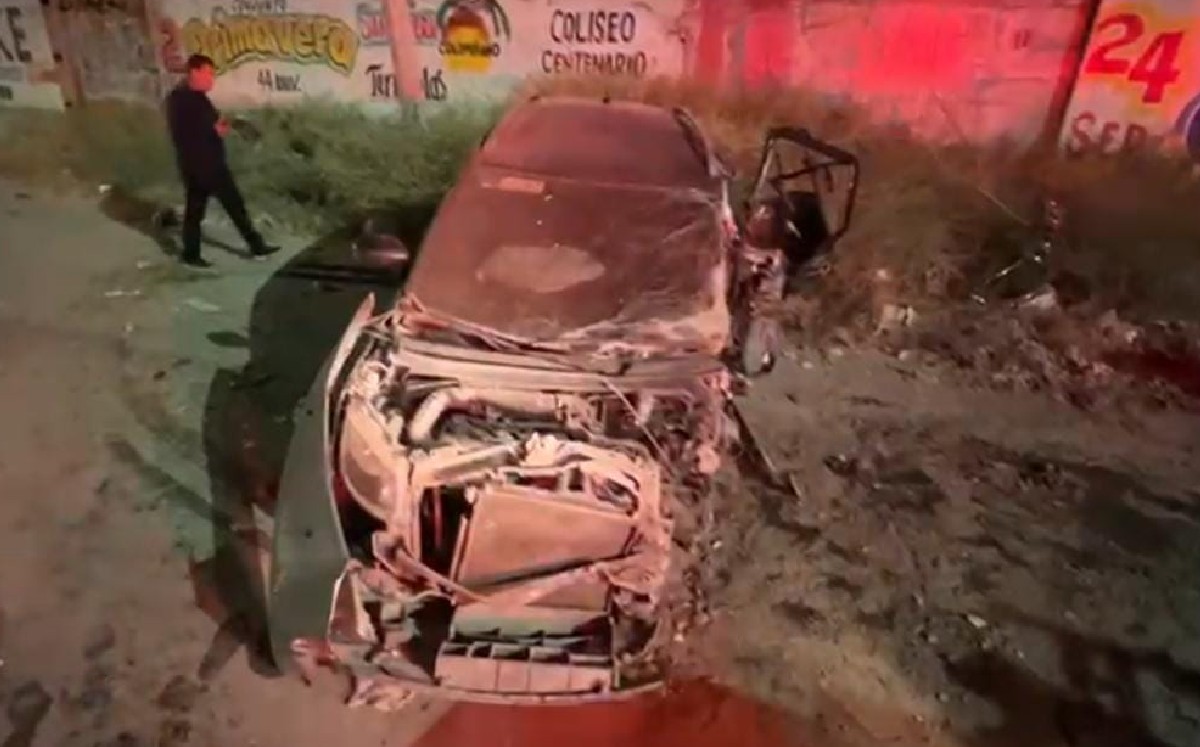 Hombre se salva de milagro tras fuerte accidente que dejó vehículo en pérdida total en Torreón