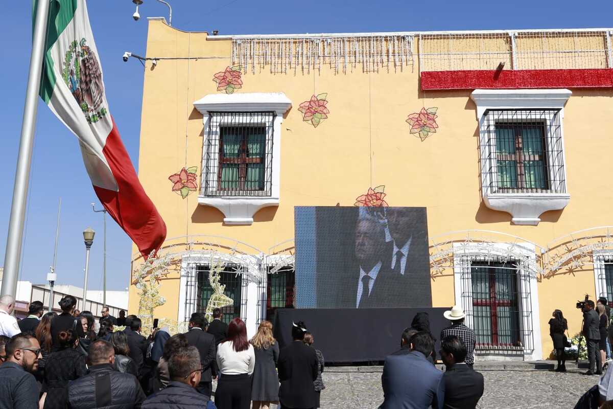 Poblanos escuchan el mensaje de Andrés Manuel López Obrador, presidente de México. | Andrés Lobato