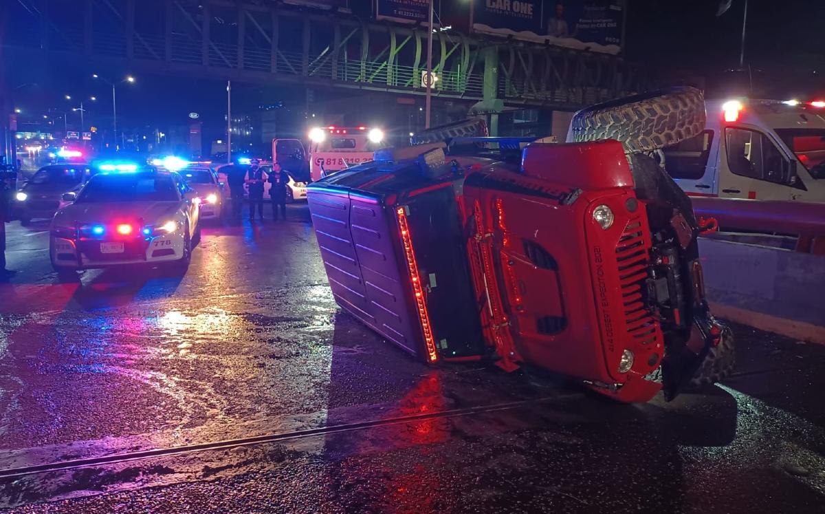 Conductor de camioneta choca contra muro y vuelca en avenida Gonzalitos. | Israel Santacruz