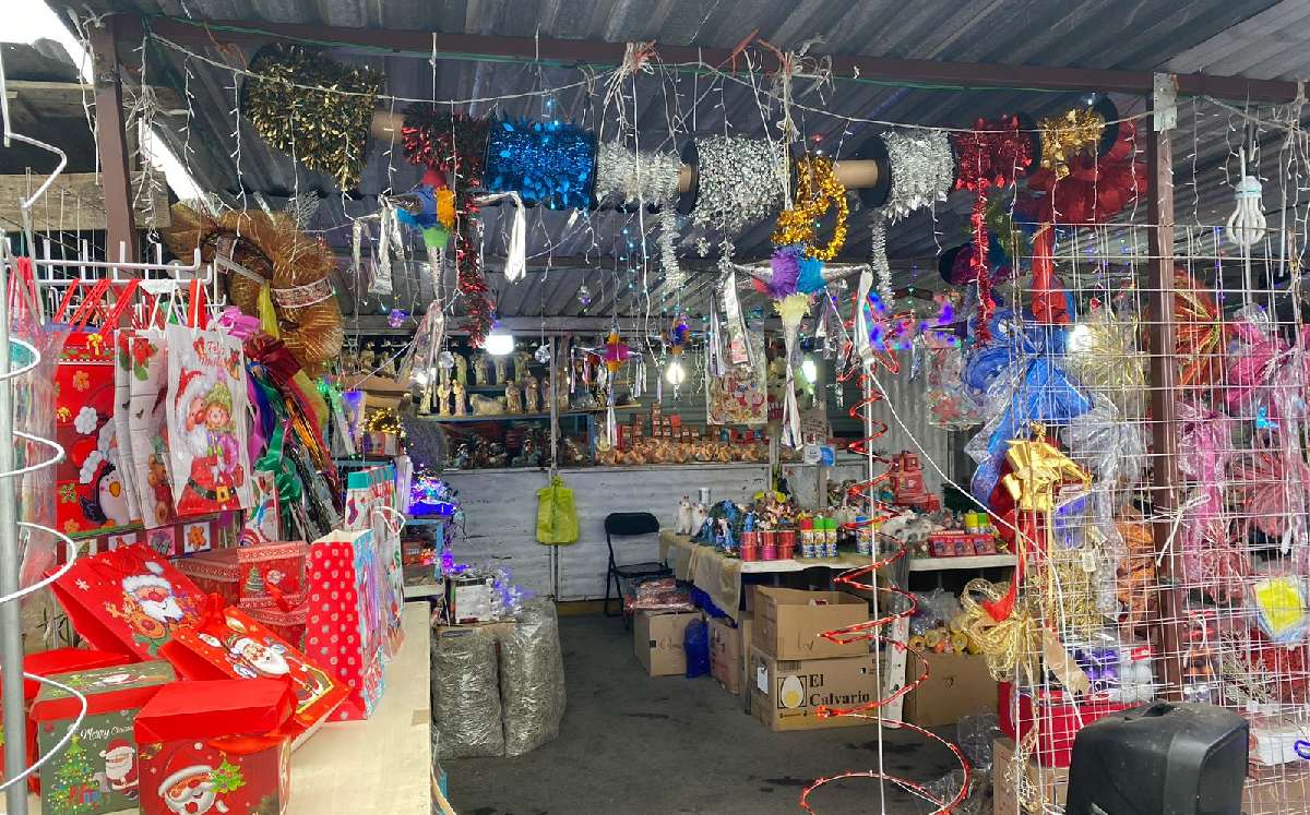 Regios realizan compras de último momento para Navidad | Frida Rodríguez