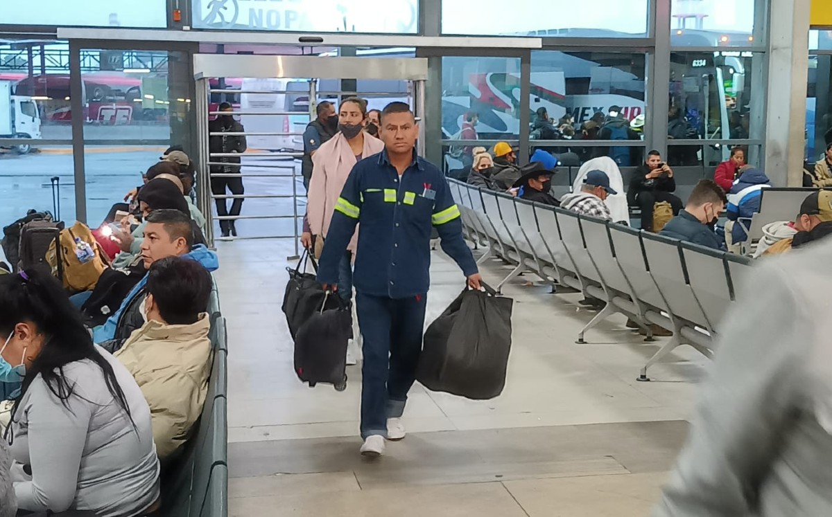 Ciudadanos incumplen uso obligatorio de cubrebocas en Central de Autobuses de Monterrey. | Fabricio Gallegos