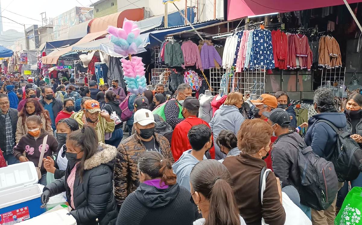 Compras navideñas y cierres viales crean caos en el Centro de Monterrey | Fabricio Gallegos