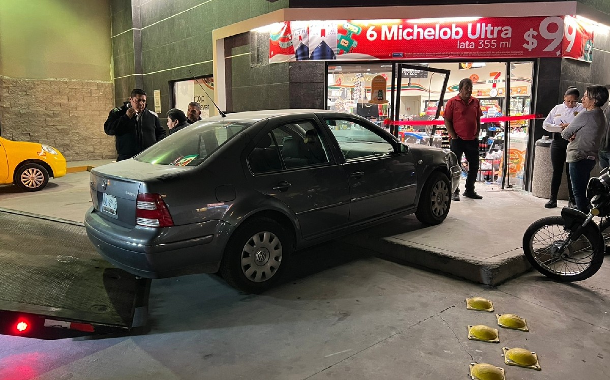Conductora impacta su auto en tienda de conveniencia de Torreón