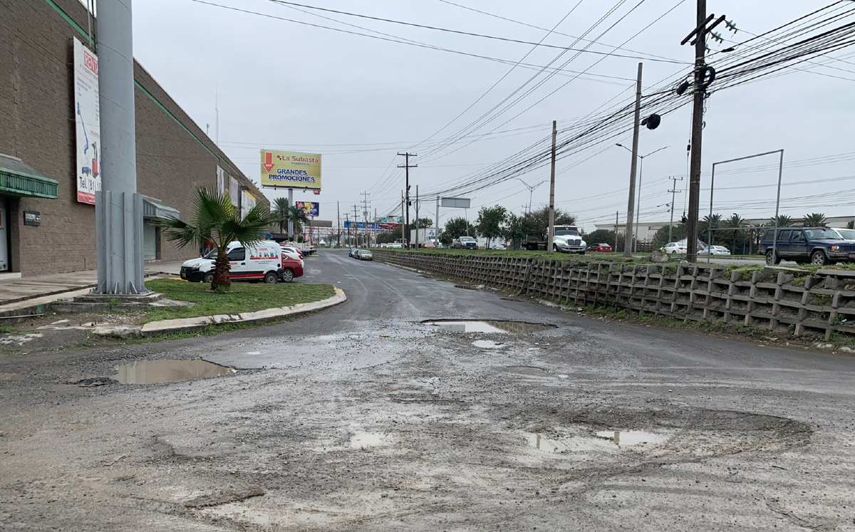 Enormes baches complican vialidad en parque El Milagro. | Pedro Delgado
