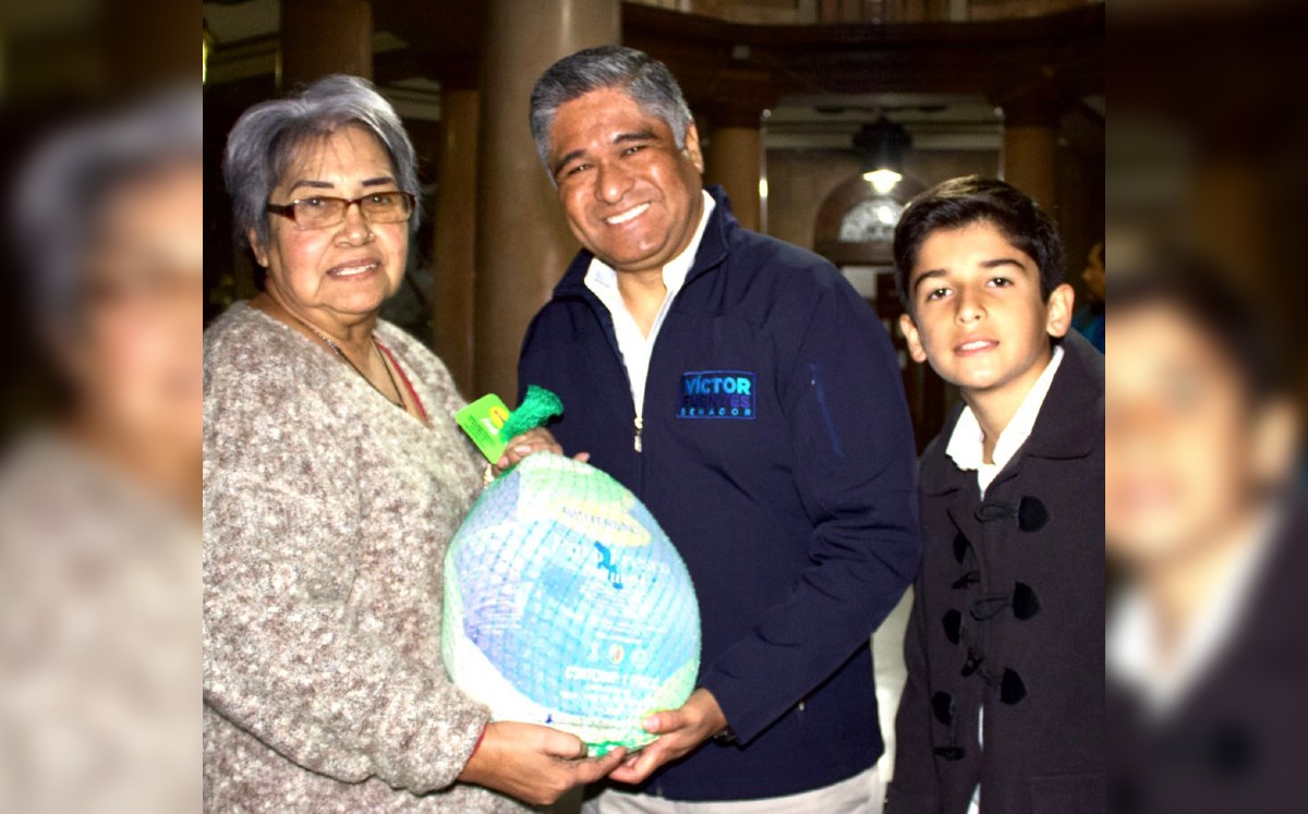 Víctor Fuentes entrega testamentos y pavos en posada en Monterrey | Especial