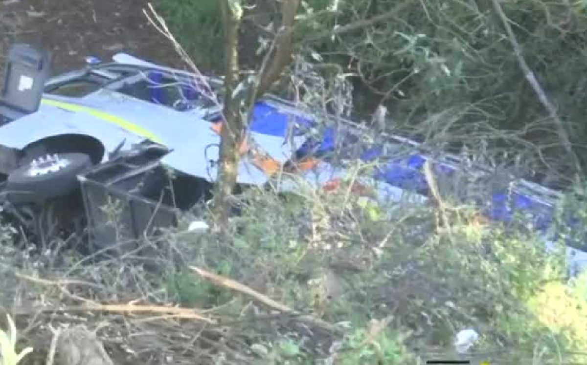 El autobús de pasajeros de la línea AU cayó a una barranca en el km 49 / Telediario
