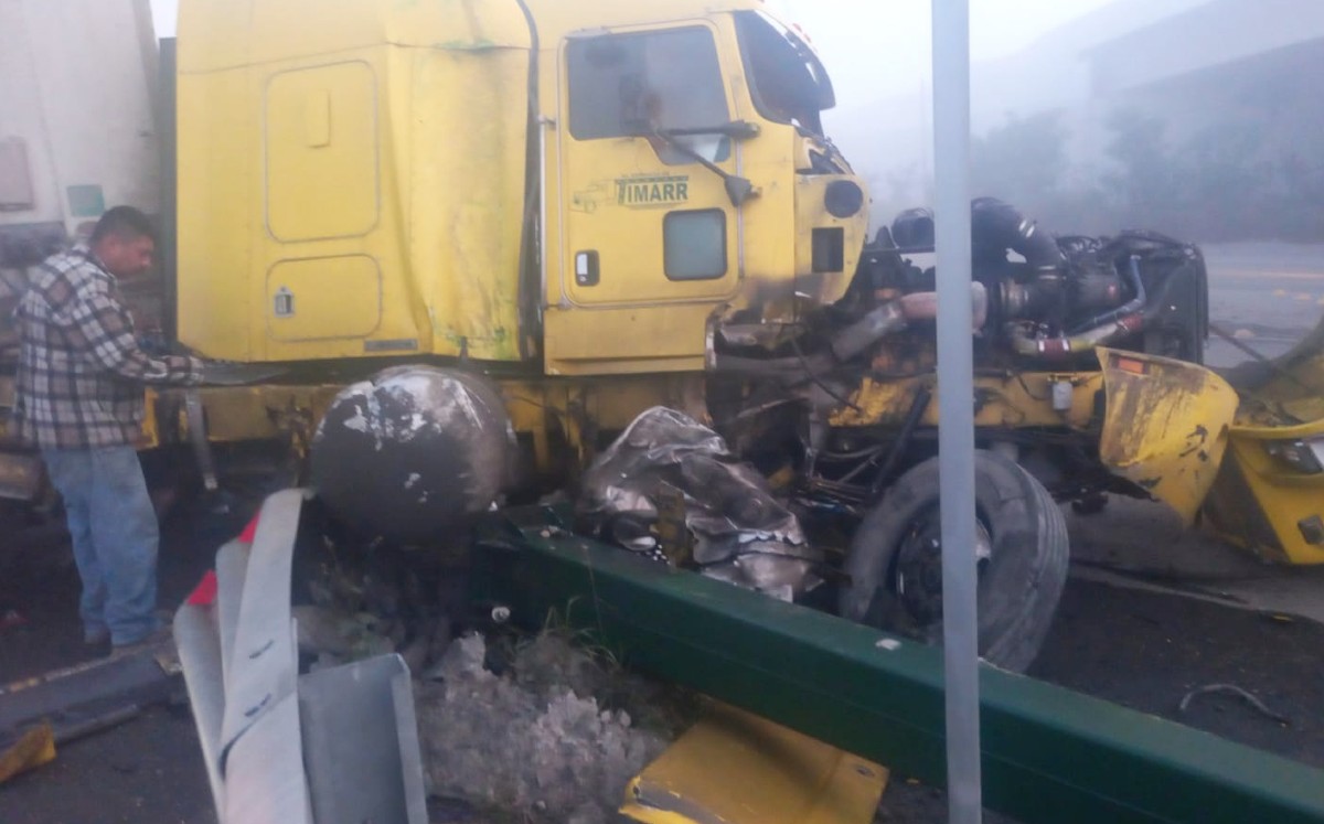 Tráiler se impacta contra señalamiento en la carretera libre a Reynosa. | Cortesía