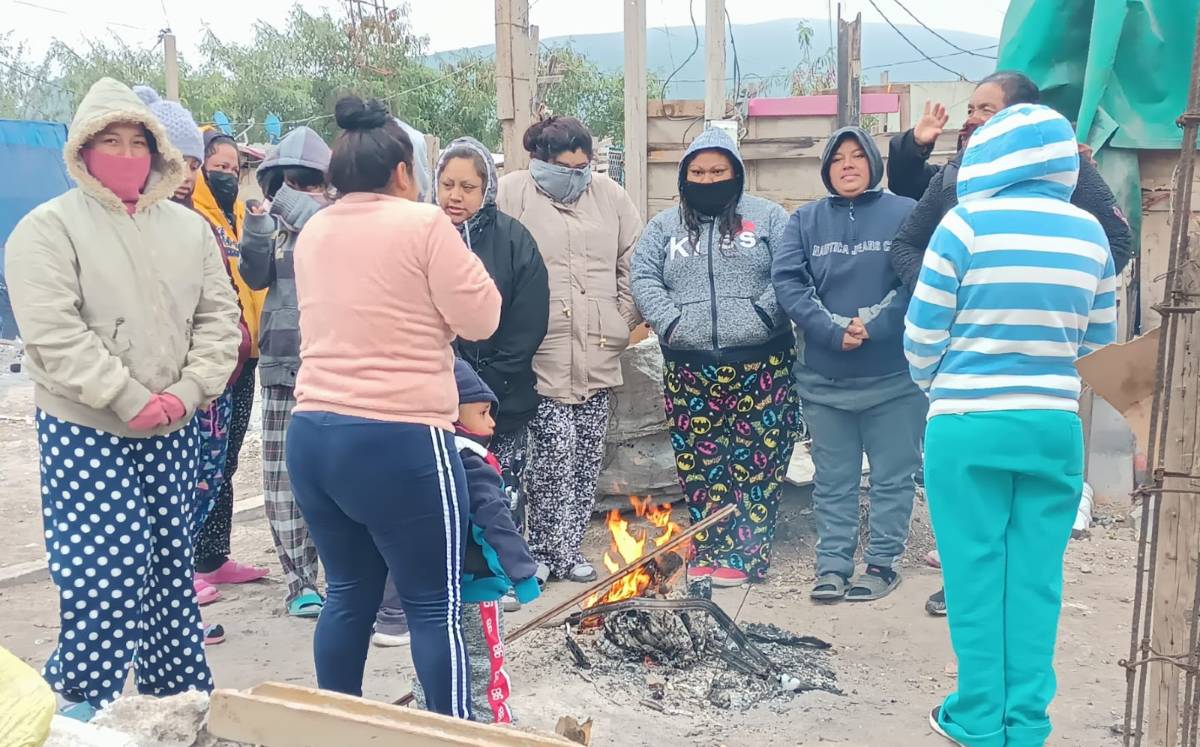 Habitantes de la colonia La Alianza sufren en tejabanes por bajas temperaturas. | Erik Rocha