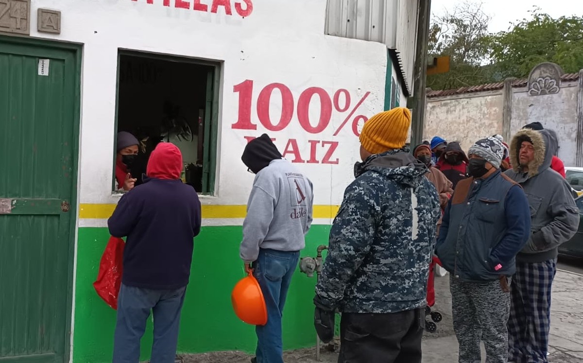 Regios madrugan pese a frío para comprar nixtamal previo a Nochebuena. | Cynthia Pardo