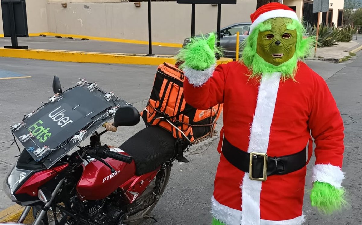 Repartidor de comida se convierte en ‘El Grinch’, en Monterrey. | Cynthia Pardo