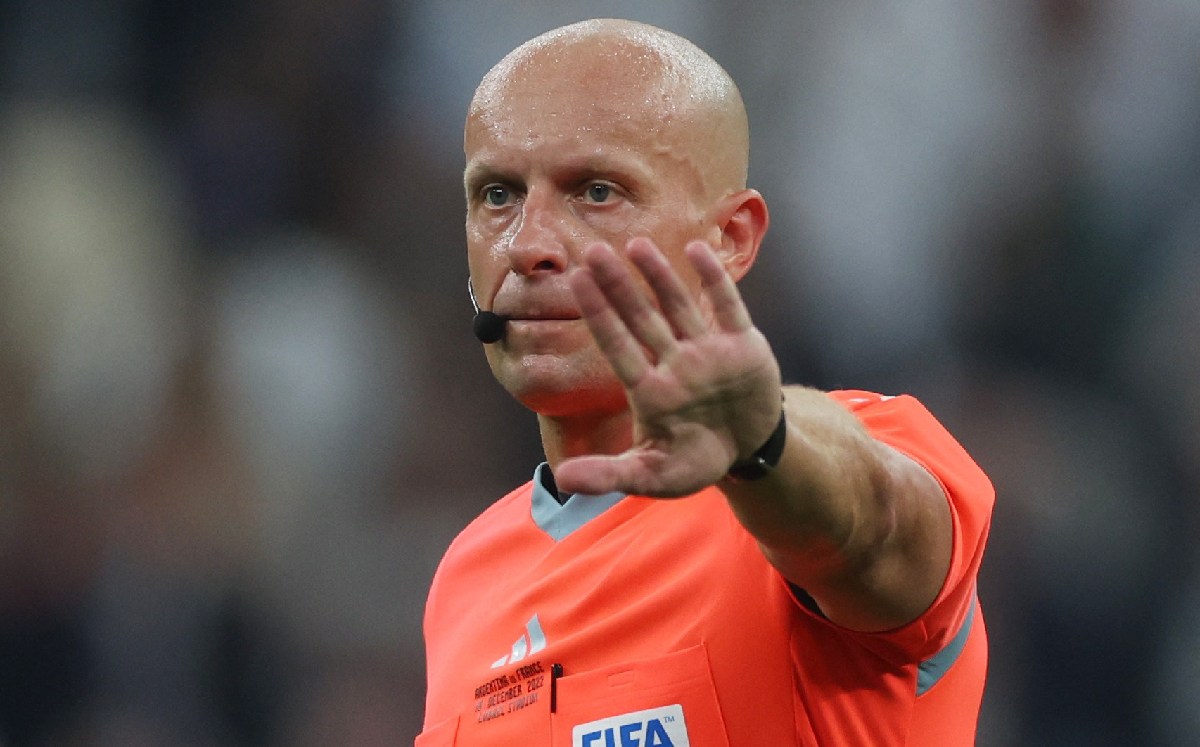 Szymon Marciniak reacciona durante el partido entre Argentina y Francia / Reuters
