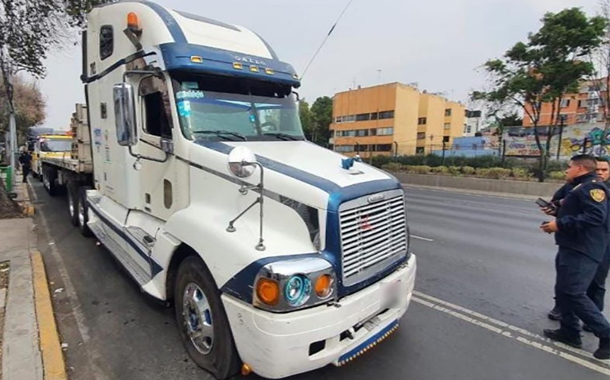 Policías persiguen a tráiler de Edomex a CdMx / Especial