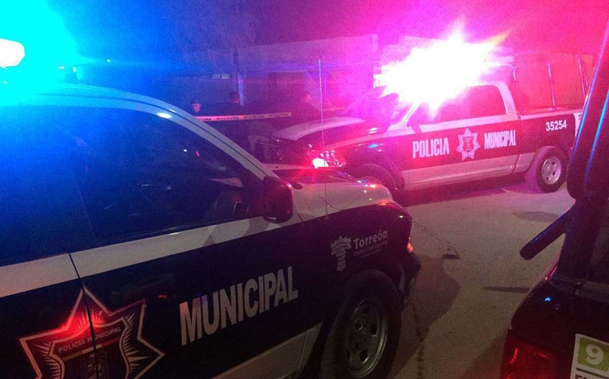 Hombre golpea a su esposa y choca contra patrulla en Torreón