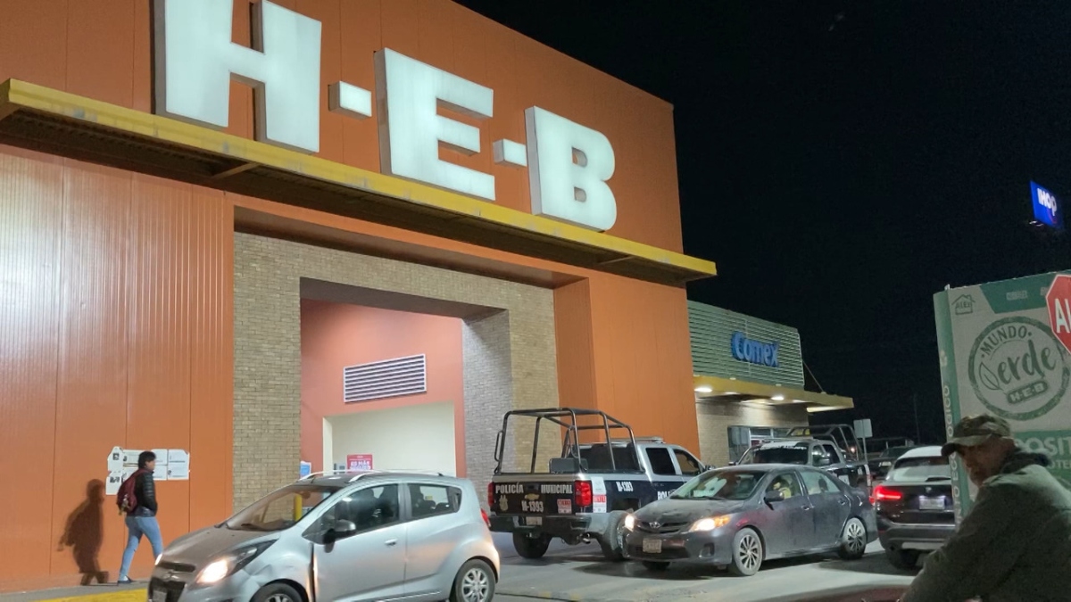 El sexagenario se encontraba en el área de cajas de auto cobro del supermercado cuando se desvaneció.