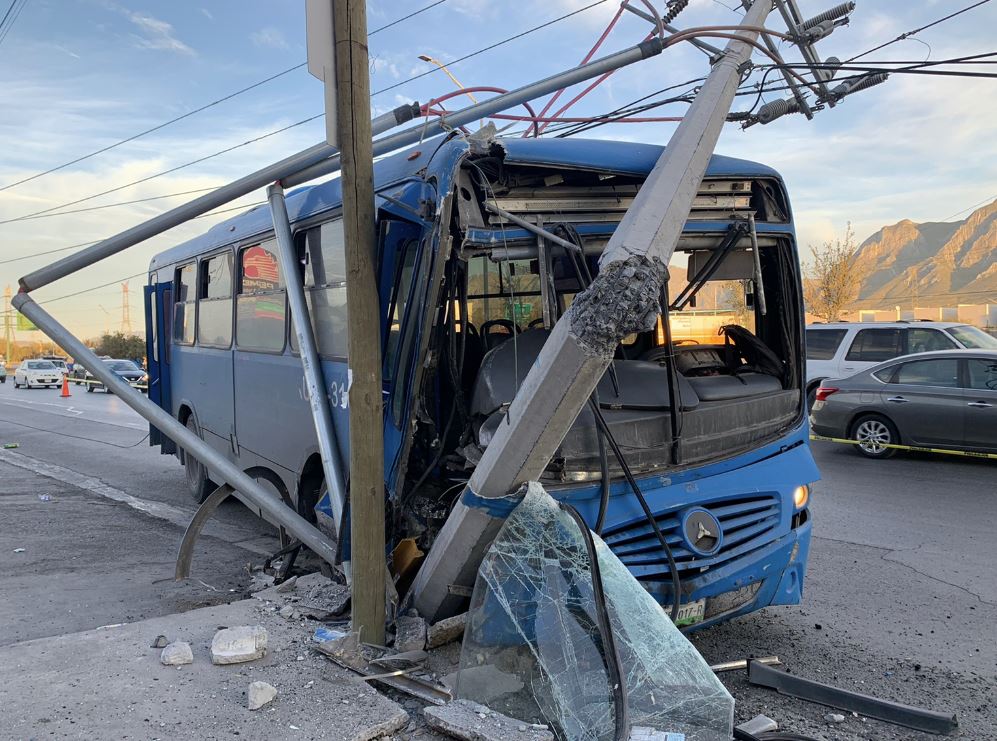 Tras el impacto, el sistema de cableado colapso en el carril lateral de avenida Lincoln. | Pedro Delgado