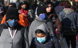 Personas tapadas por el frío en CdMx