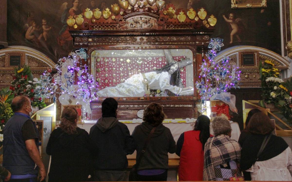 Personas visitan al Señor de las Maravillas en Puebla / Melanie Torres