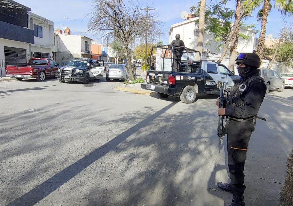 Policías municipales y de Fuerza Civil, así como agentes ministeriales se desplegaron en el lugar. | Agustín Martínez