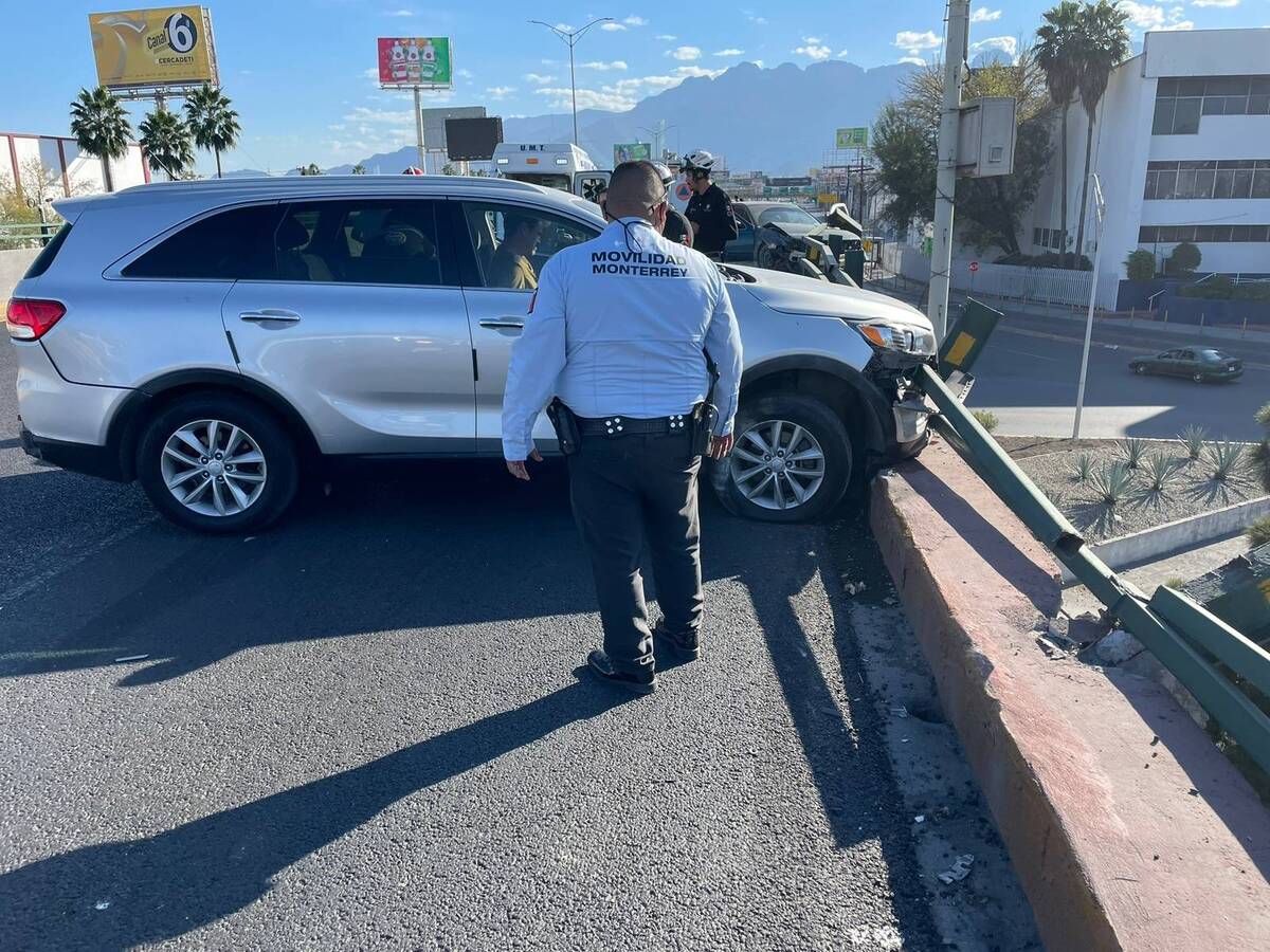 Choque múltiple deja lesionados en avenida Gonzalitos / Víctor González