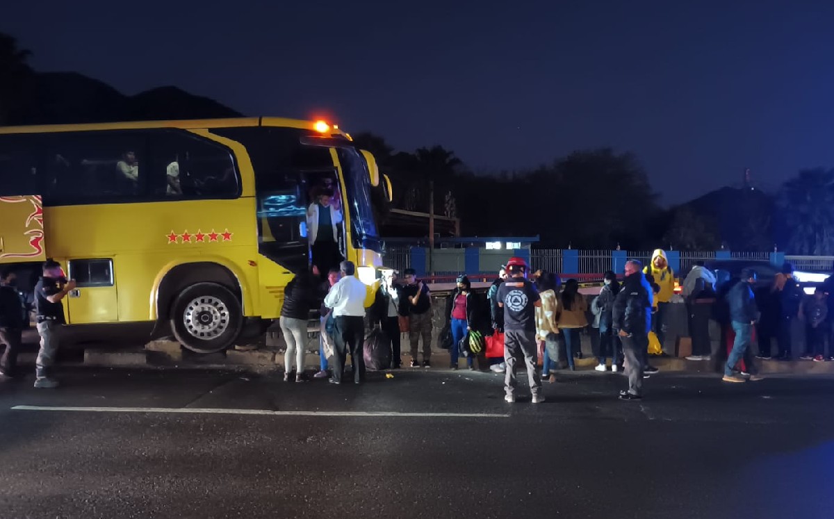 Autobús turístico choca en avenida Garza Sada. | Fabricio Gallegos