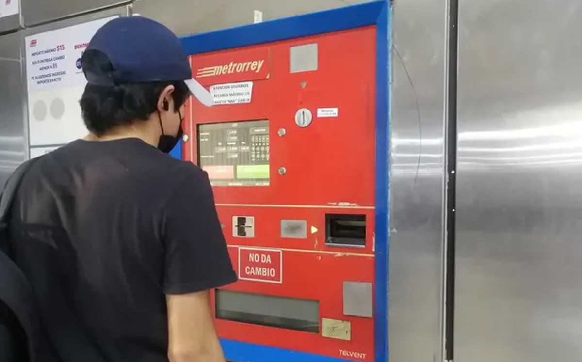 Fallas en máquina de boletos en Metro de Monterrey. | Deenitza Almanza
