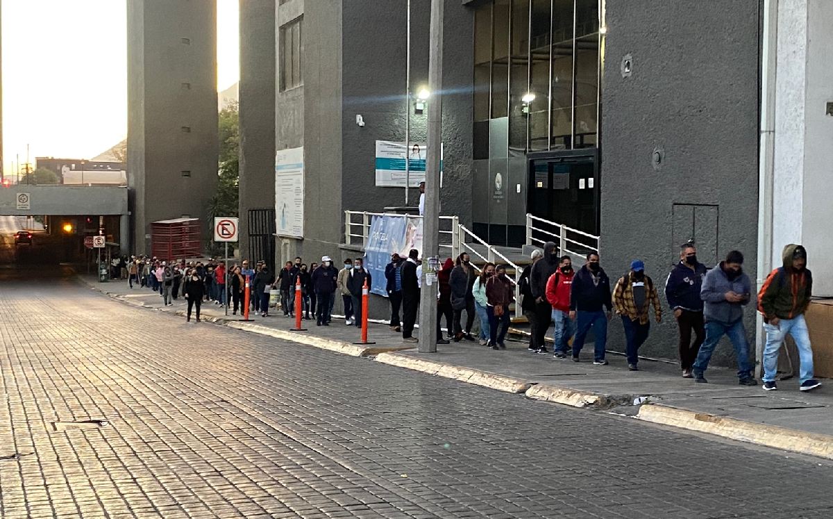 Madrugan y hacen largas filas para cambiar financiamiento de Infonavit en Monterrey. | Pamela Villanueva