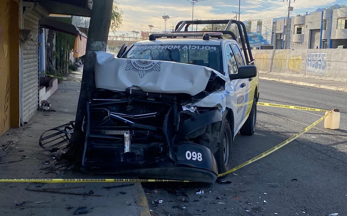 Patrulla choca contra poste en avenida Ruiz Cortines. | Arely Silva