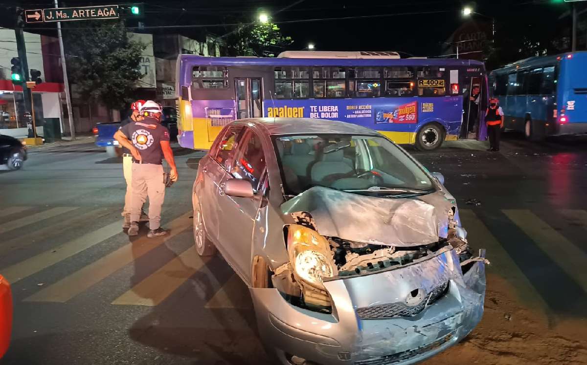 Automovilista dormita y choca contra camión urbano en el Centro de Monterrey. | Fabricio Gallegos