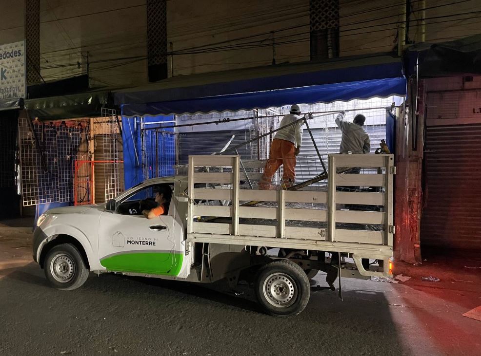 El Ayuntamiento argumentó que el retirar la estructuras permitirá el tránsito del camión recolector de basura. | Especial