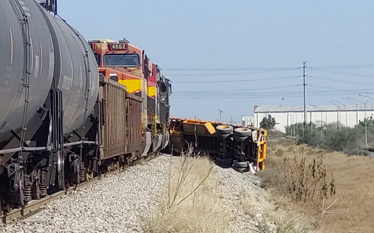 Chofer se impacta tras intentar ganarle el paso al tren en Escobedo | Leyda Estrada