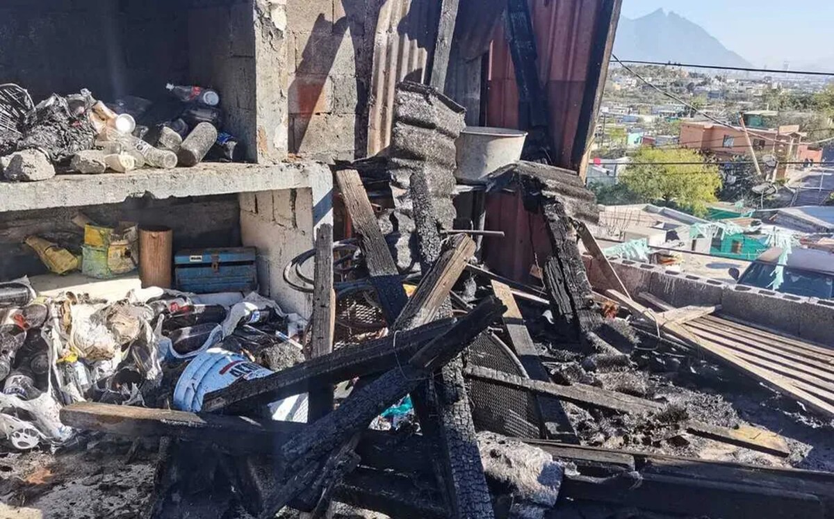 En Monterrey, casa se incendia en planta alta por corto circuito