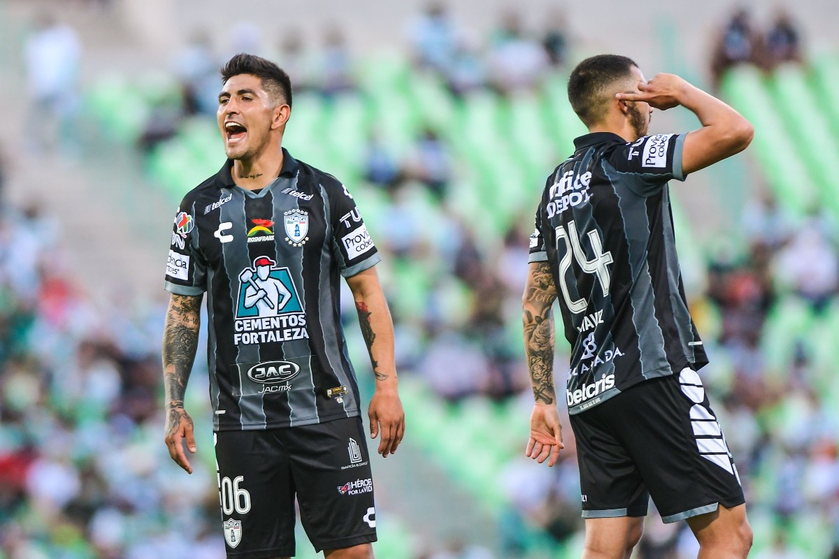 Víctor Guzmán y Luis Chávez durante un partido con el Pachuca / Mexsport