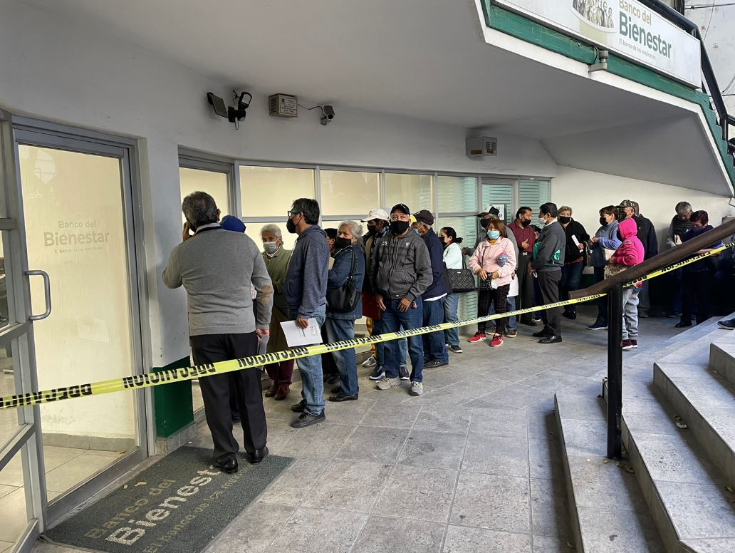 Personas de la tercera edad sufrieron la espera y desatención para realizar el trámite. | Víctor González