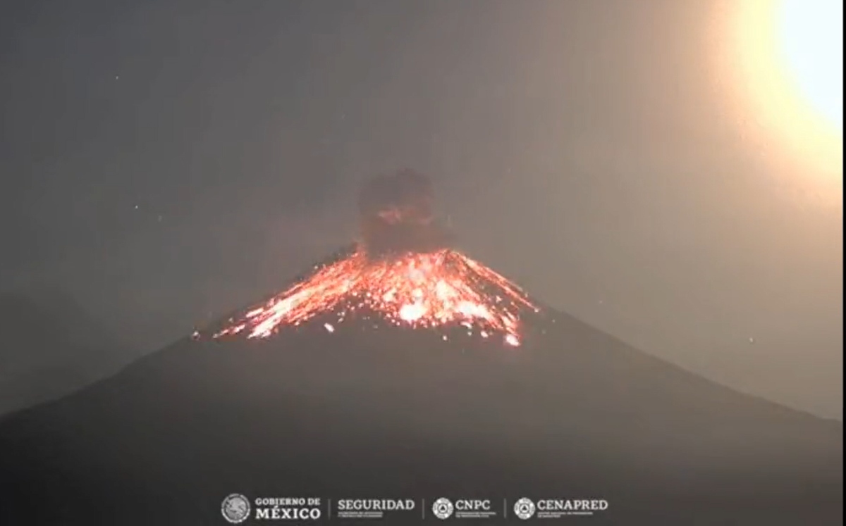 Explosión del volcán Popocatépetl durante la madrugada del 6 de enero 2023