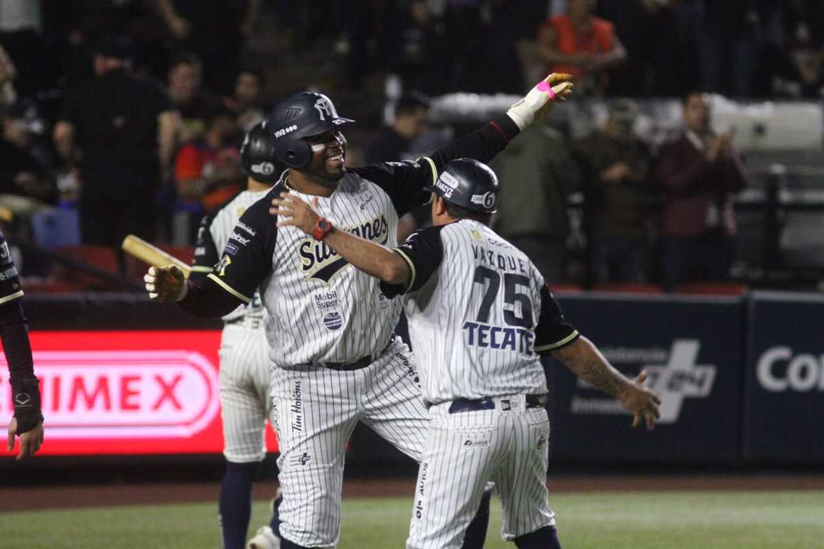 Sultanes celebrando el triunfo ante los Algodoneros de Guasave. / Leonel Rocha